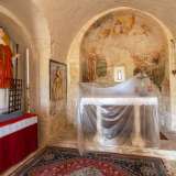 Notevoli anche gli affreschi dell�abside, tornati alla luce con i restauri eseguiti a cura dell�Archeoclub a fine anni 90. Facendo demolire il muro ottocentesco che nascondeva l�abside emersero affreschi di varie epoche 